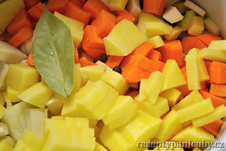 Zeleninový krém - zeleninu nakrájíme na kostičky