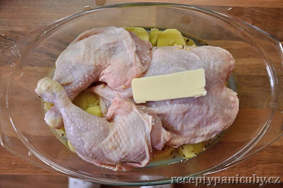Zapečené kuře s tarhoňou - přidáme kuře s máslovou čepičkou