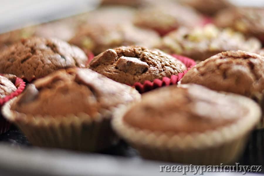 Domácí čokoládové muffiny - takhle krasní jsou upečení