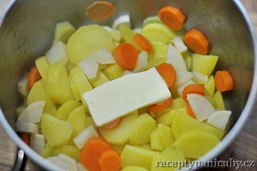 Bramborová kaše se zeleninou - k uvařeným bramborám přidáme máslo