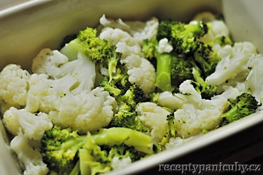 Zapečená brokolice s květákem - spařenou zeleninu naklademe do zapékací mísy