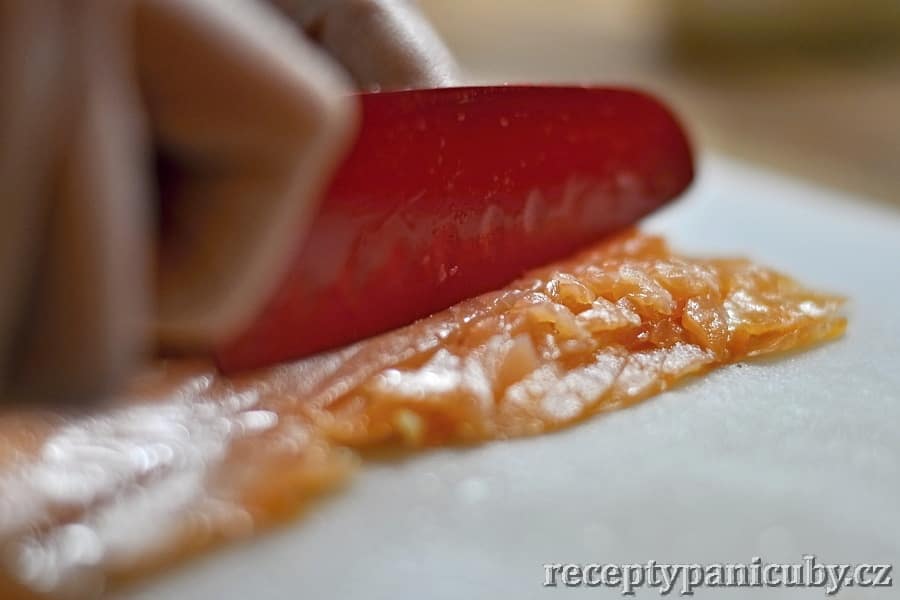 Těstoviny s lososem a melounem - nakrájíme lososa