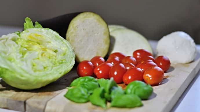 Zeleninový salát s mozzarellou a opečeným lilkem