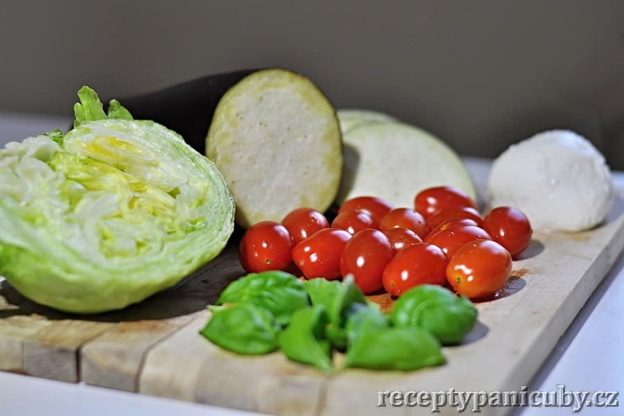 Zeleninový salát s mozzarellou a opečeným lilkem