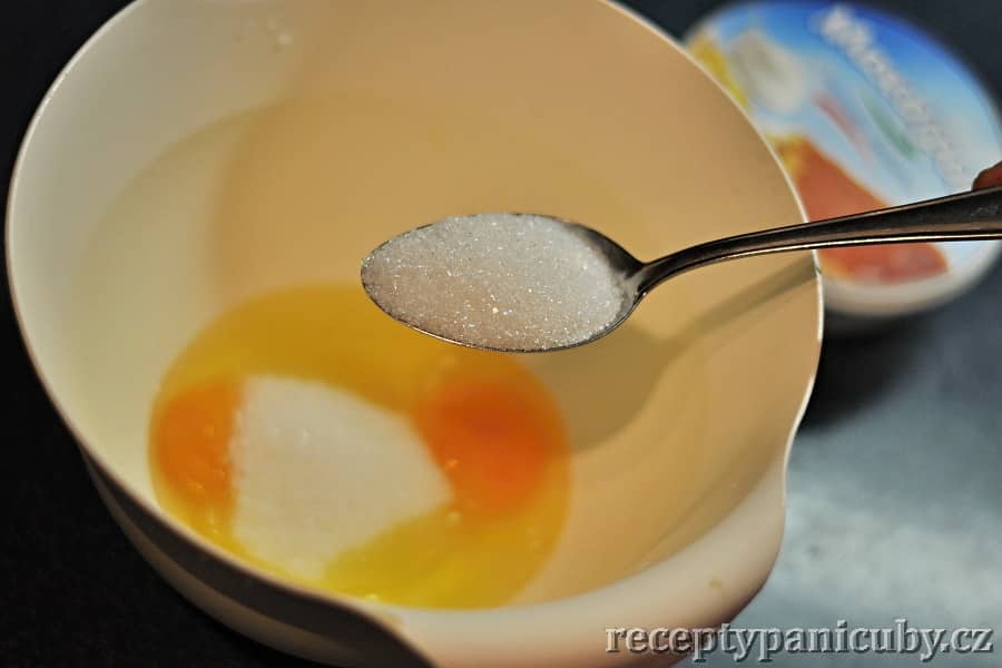 Hruškový koláč s mascarpone - cukr vejce