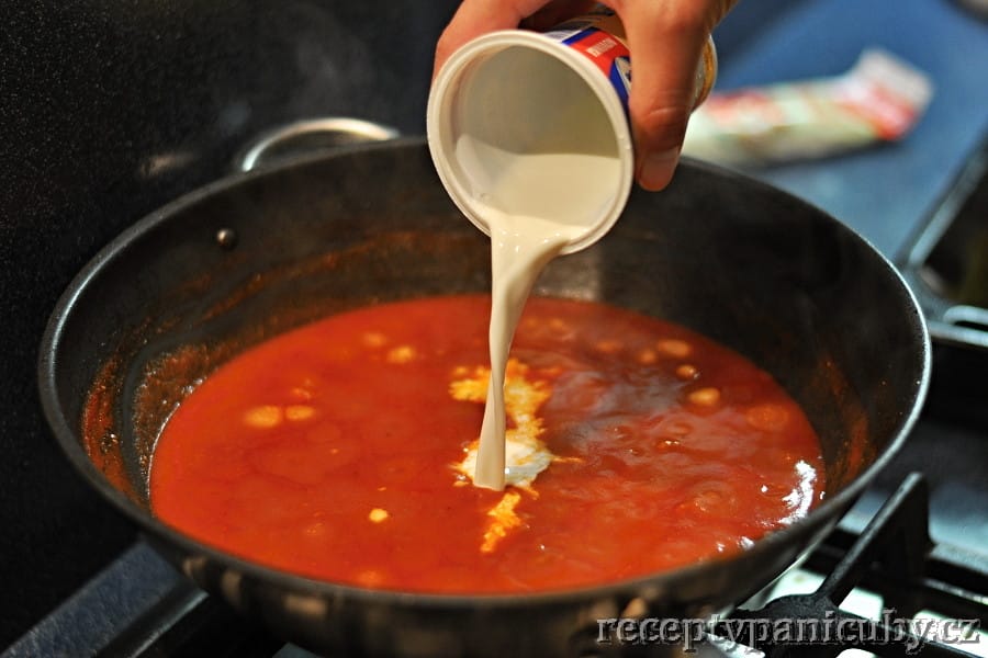 Špagety s rajčatovo-smetanovým sosíkem - zakončuje smetana