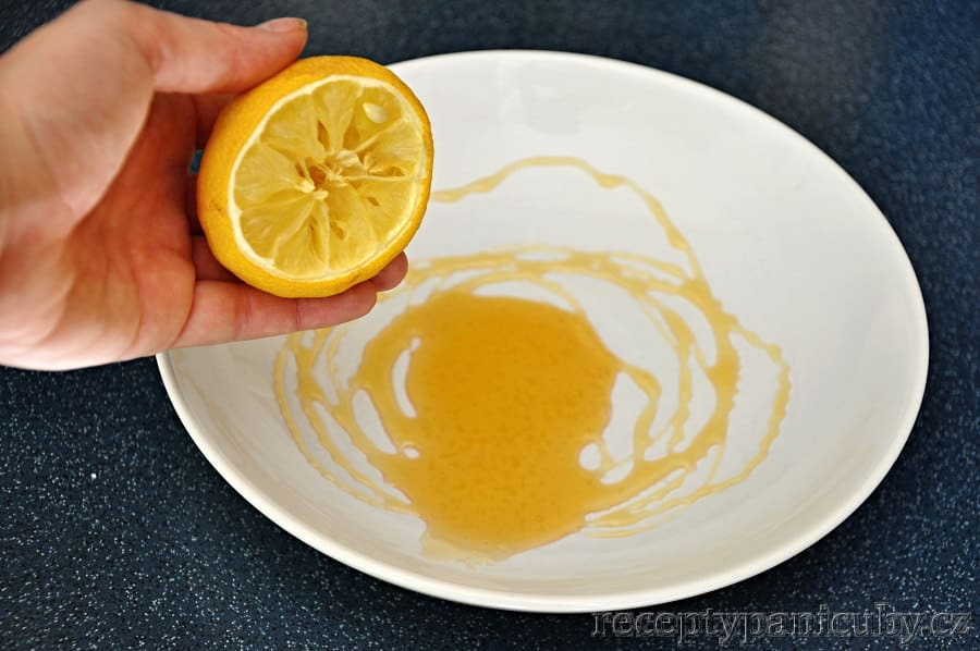 Medovo-citrónové krůtí medajlonky - děláme si marinádu