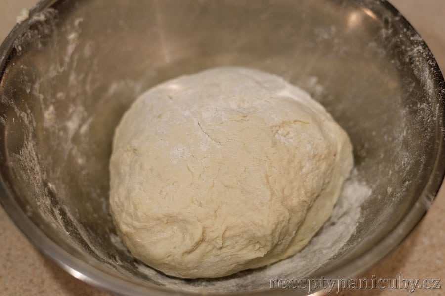 Domácí bramborový chléb - bochánek necháme kynout v teple