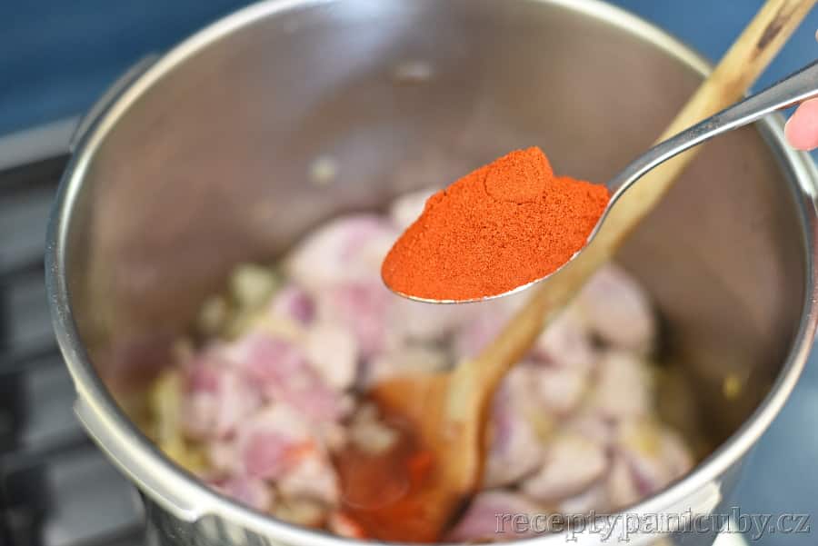 Segedin - nezapomeneme přidat papriku, jinak to nebude mít barvu