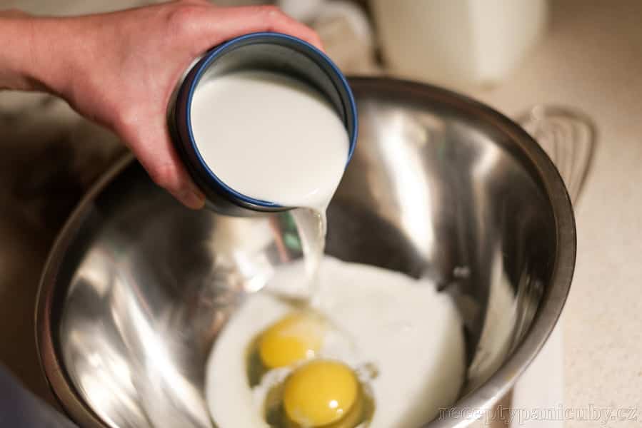 Palačinky prostě a jednoduše - k vejcím přidáme polovinu mléka