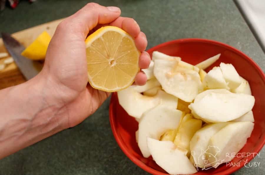 Vepřové v krémovo-jablečné omáčce - nakrájená jablka pokapeme citronem