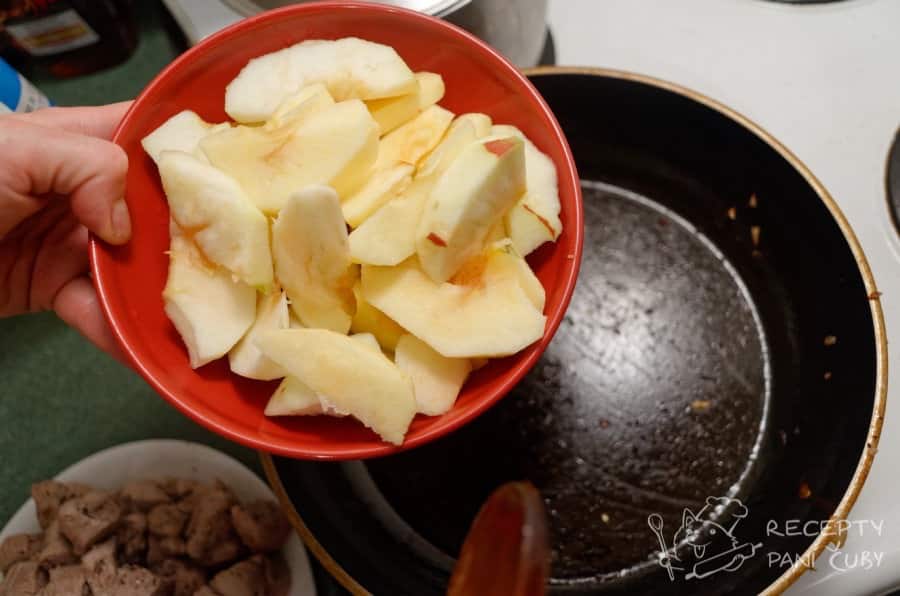 Vepřové v krémovo-jablečné omáčce - pokračujeme ve smažení - jablka