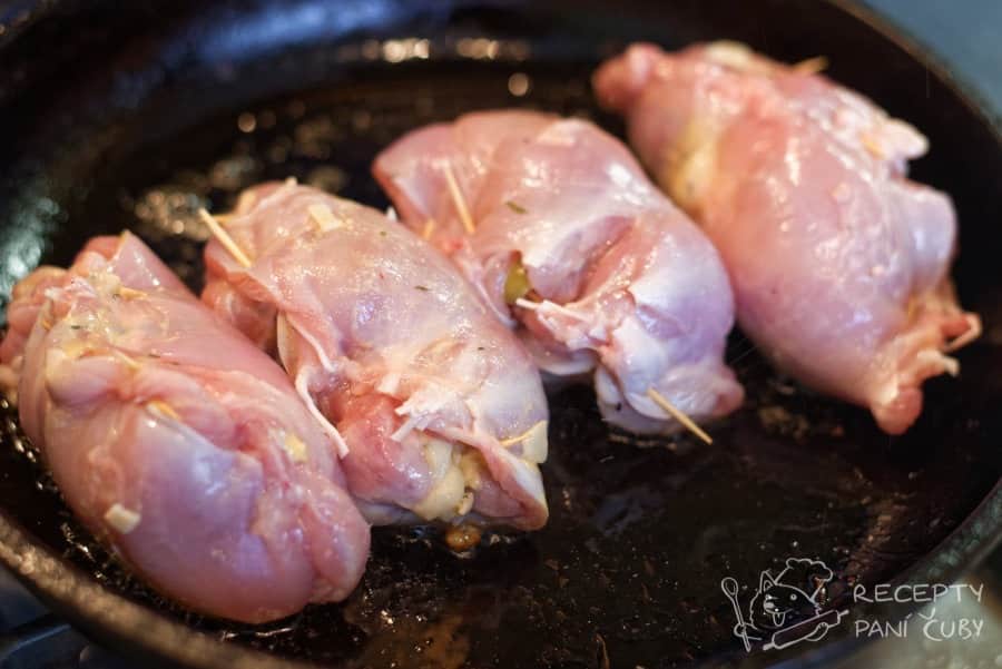 Plněná kuřecí stehýnka - sešijeme je párátky nebo většími jehlami (kuchyňskými)
