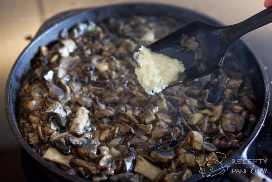 Houbová smaženice - houby změknou tak po 10ti minutách, přidejte česnek