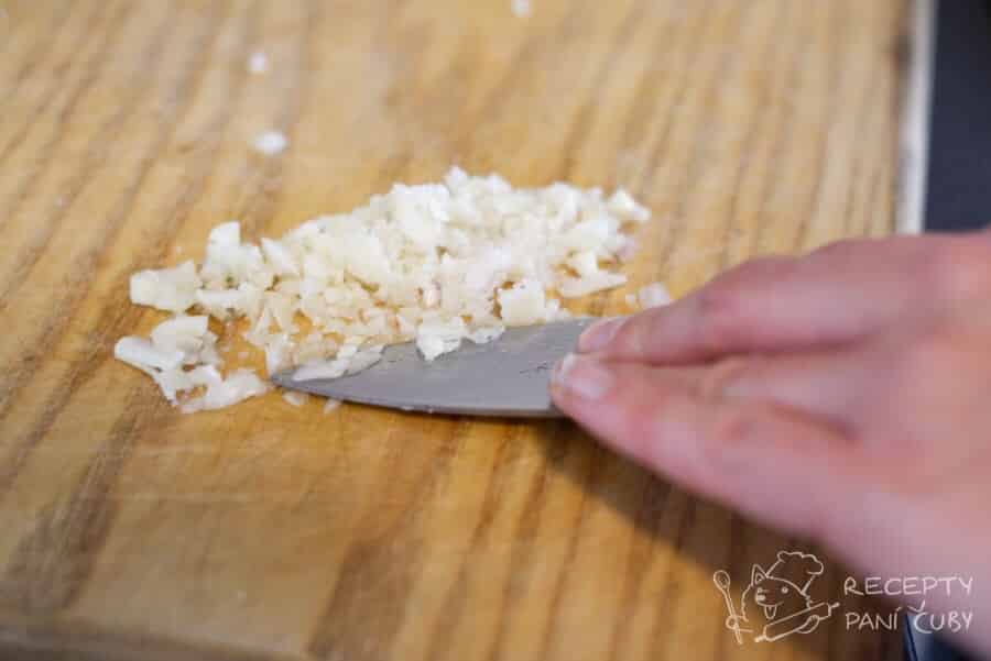 Houbová smaženice - připravte si třený česnek se špetkou soli