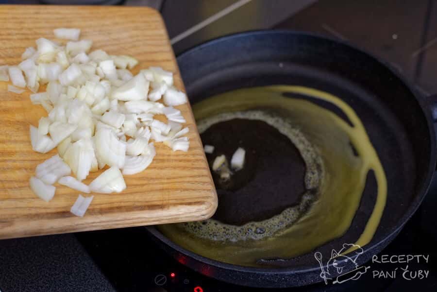 Houbová smaženice - na oleji či másle zpěňte cibulku