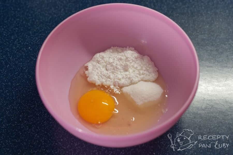 Domácí lívance bez droždí - smícháme vajíčko, cukr a kypřící prášek