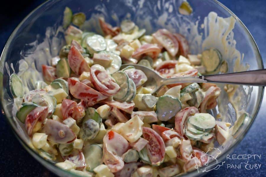 Tamten salát - zeleninovo-majonézový salát - promícháme s majonézou a jogurtem