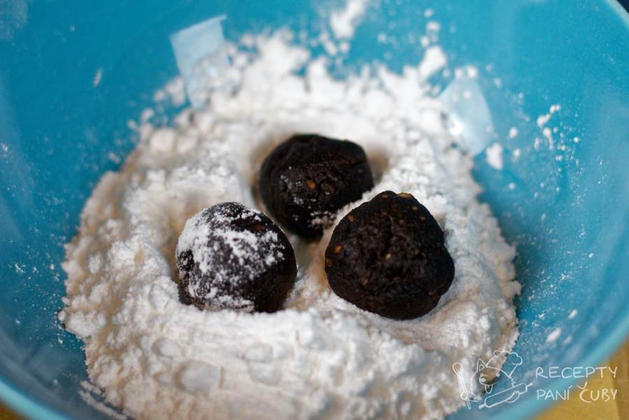 Kakaová vosí hnízda - kuličky si poválíme v moučkovém cukru