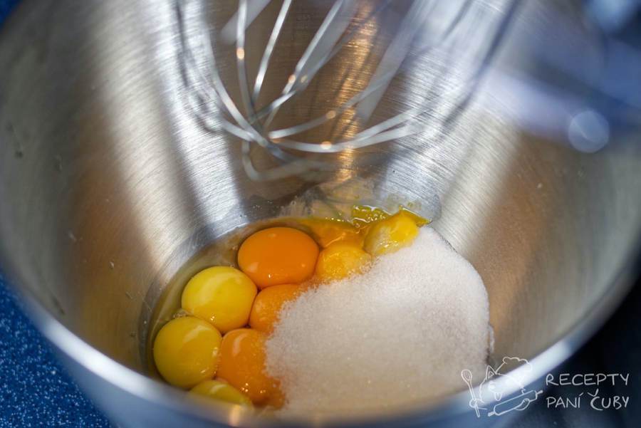 Domácí skořicovo-vaječný likér - smícháme žloutky s cukrem