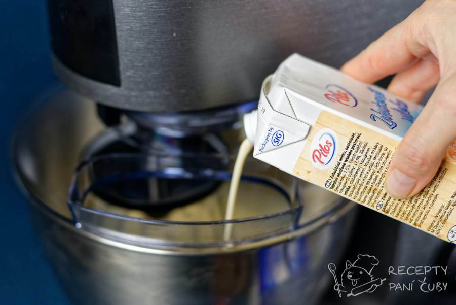 Domácí skořicovo-vaječný likér - přidáme kondenzované mléko a smetanu