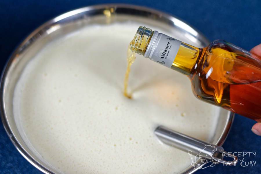 Domácí skořicovo-vaječný likér - nezapomeneme přidat rum