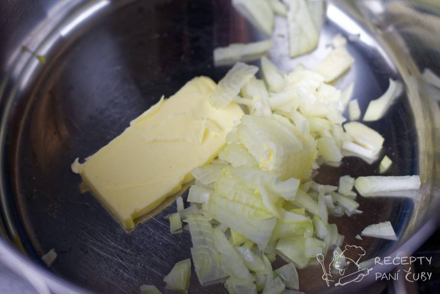 Krémová sýrová polévka - na másle opražíme cibuli