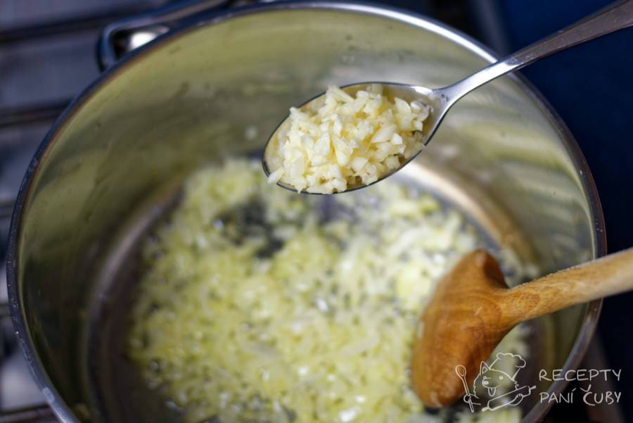 Krémová sýrová polévka - přidáme na poslední minutu i nasekaný česnek