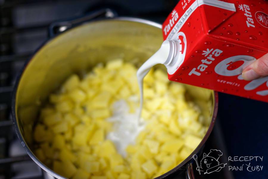 Krémová sýrová polévka - přilejeme smetanu na vaření