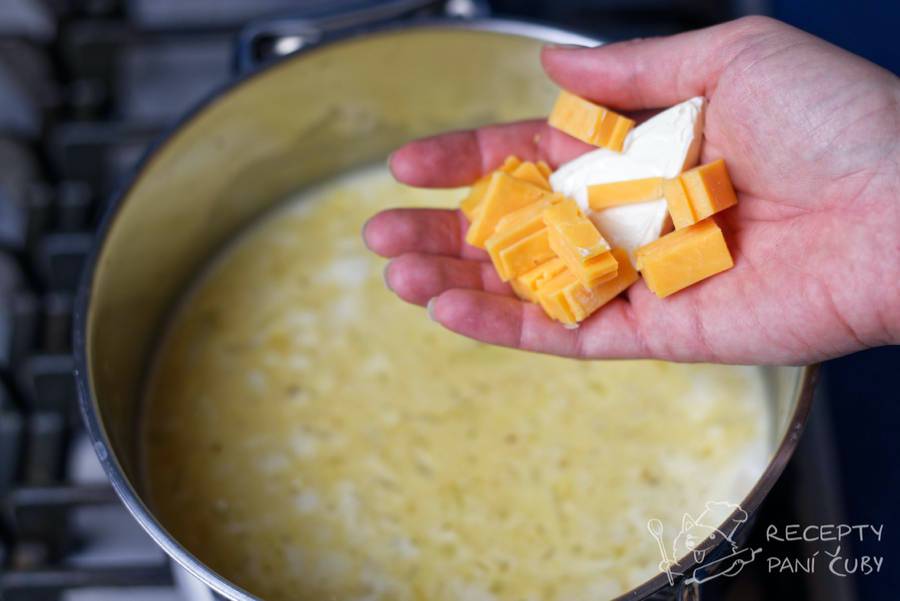Krémová sýrová polévka - přidáme sýr a necháme rozpustit