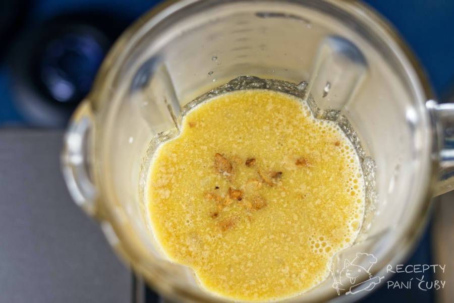 Krémová sýrová polévka - jakmile brambory změknout, rozmixujeme polévku v mixéru
