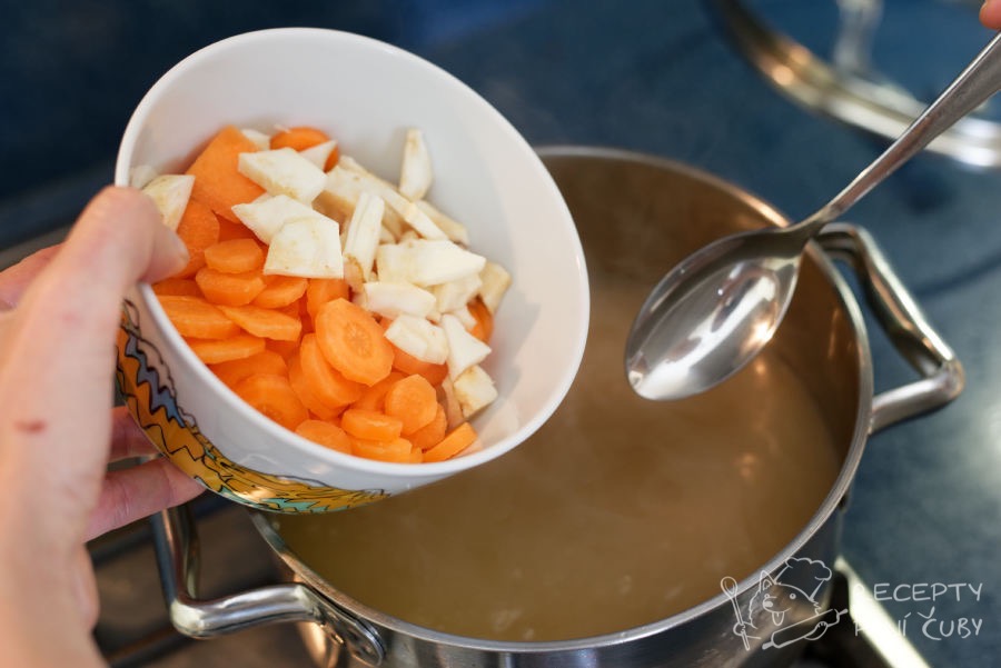 Uzená polévka s kroupami - přidáme zeleninu