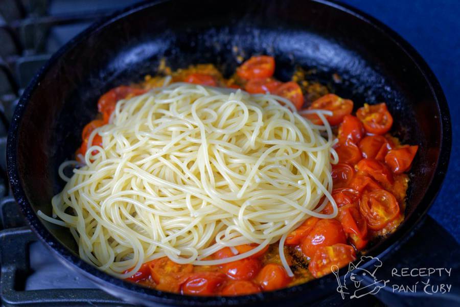 Špagety s rajčaty - uvařené špagety smícháme s rajčatovým sosem