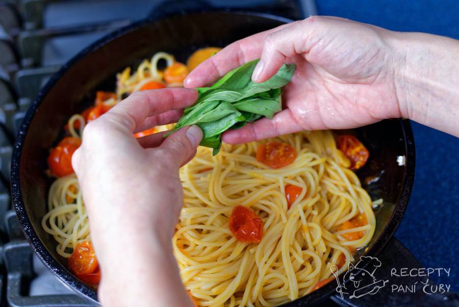 Špagety s rajčaty - přidáme čerstvou bazalku
