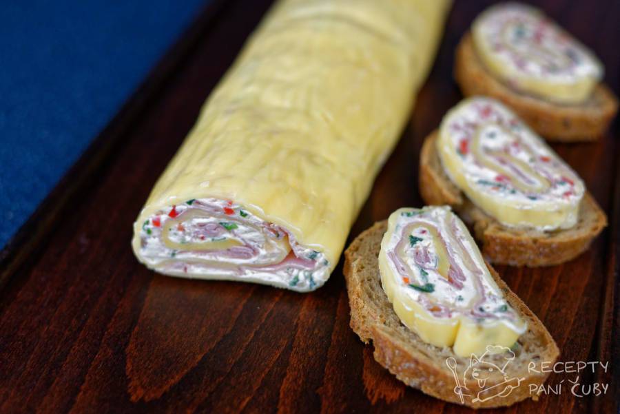 Sýrová roláda - krájíme na 1 cm plátky