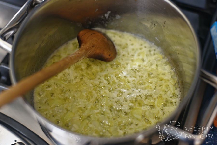 Zapečené těstoviny s medvědím česnekem - na másle zpěníme cibulku
