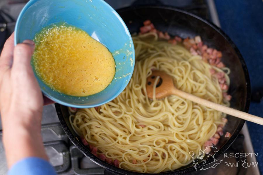 Spaghetti carbonara - promícháme s žloutko sýrem