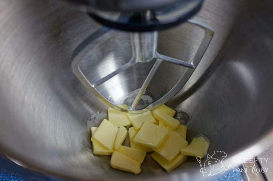 Máslové - marcipánové sušenky - vyšleháme rozměklé máslo