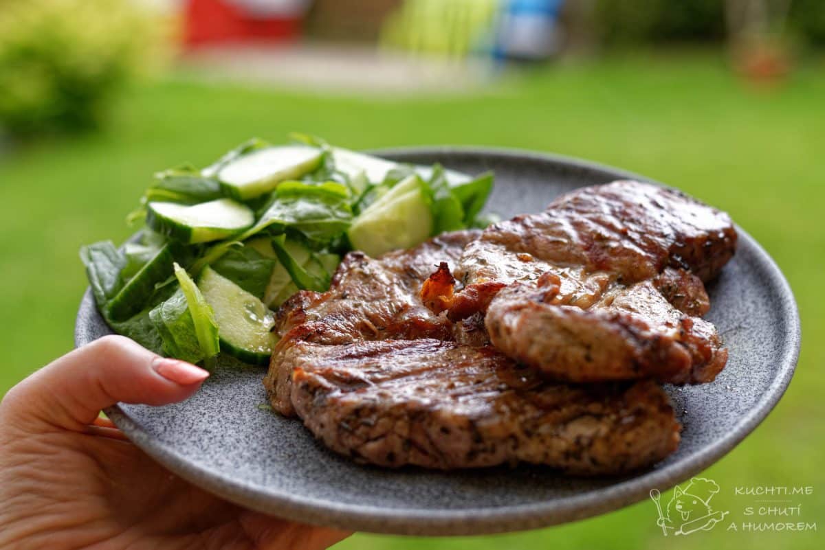 Hlavní fotka k receptu Grilovaný steak z krkovice v cibuli a saturejce