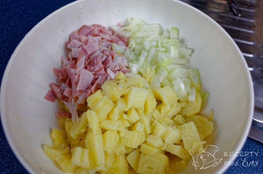 Bramborový salát s kari - brambory, cibulka a salám...mňam mňam