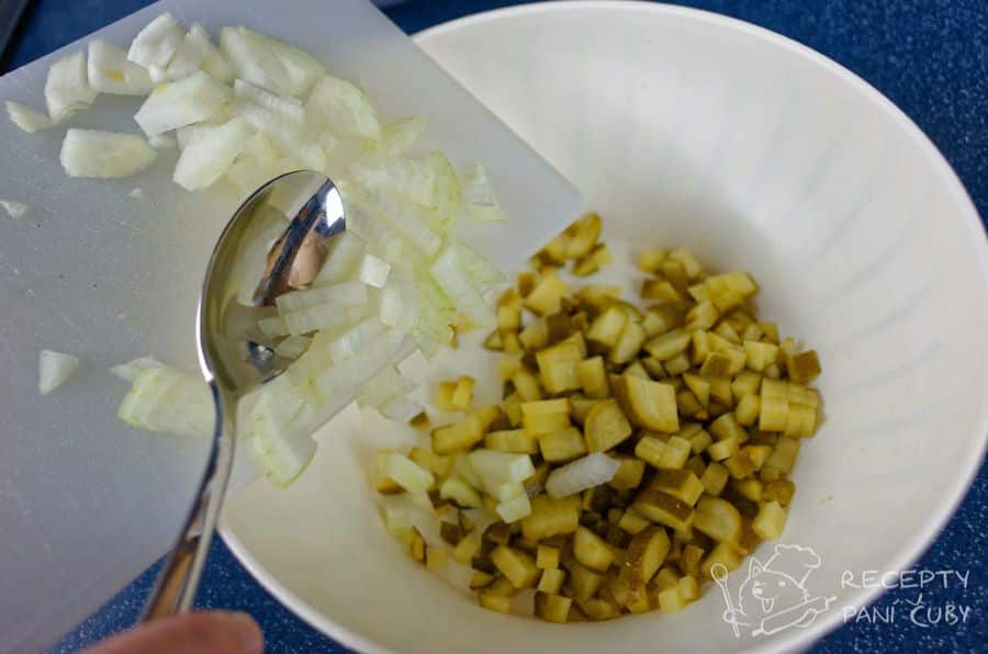 Bulharský bramborový salát - pokrájíme si cibuli a okurky