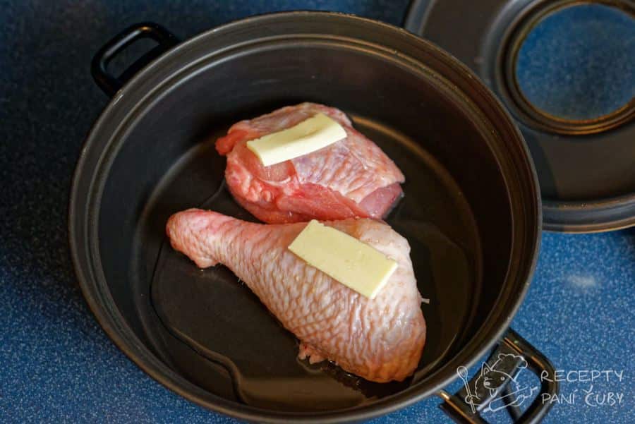 Pečené krůtí stehno s jablky a slaninou - hrudka másla navrch