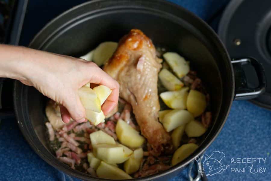 Pečené krůtí stehno s jablky a slaninou - na poslední 1/2 hodinu přidejte jablka a slaninu