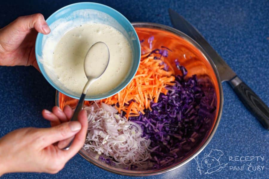 Salát coleslaw - vše promícháme