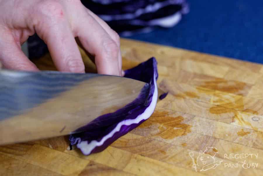 Salát coleslaw - ze zelí vykrájejte tvrdé části
