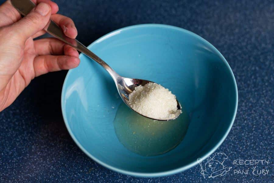 Salát coleslaw - dresink - do octa přidáme cukr a promícháme