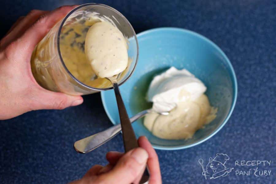 Salát coleslaw - dresink - pčidáme jogurt a majonézu