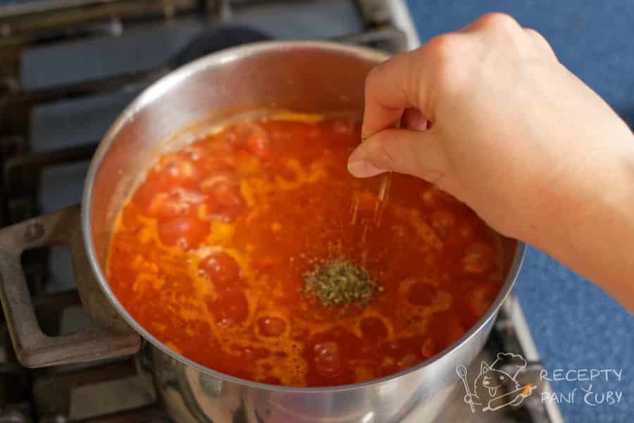 Zeleninová polévka s rajčaty a fazolemi - finální kořenící doladění