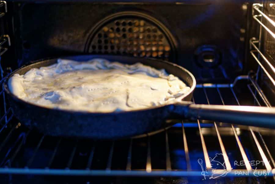 Slaný koláč s bryndzou - pečeme na 180°C