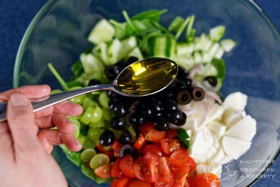 Salát s hroznovým vínem - olivový olej na závěr